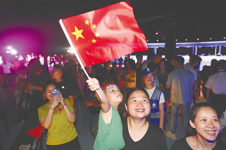 火箭升空，千人歡騰祝福祖國